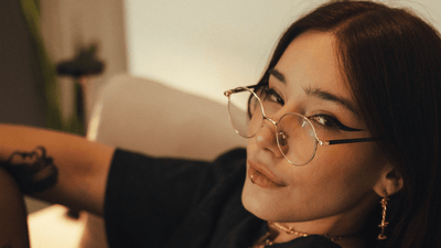 Castlecore punaisella matolla – kuinka goottiestetiikka valloittaa muotimaailman